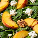 Ricetta insalata di spinaci crudi con pesche, noci e feta