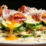 Parmigiana di zucchine cruda con besciamella: pronta in pochi minuti
