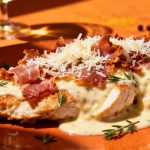 Ricetta autunnale: pollo cremoso al parmigiano con prosciutto croccante per tutta la famiglia