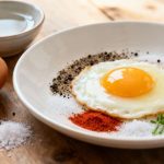 Trucchi per uova al tegamino perfette: l’ingrediente segreto da usare al posto di burro o olio