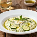 «Cremoso, fondente, profumato»: questo risotto alle zucchine fa impazzire l’Italia