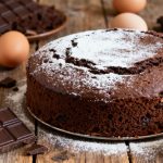 «È incredibile»: questa torta al cioccolato express si prepara con solo 2 ingredienti