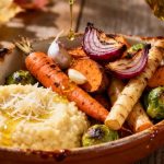 Verdure dorate e polenta cremosa al parmigiano: la ricetta autunnale più avvolgente e gustosa