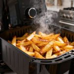 Air fryer: bisogna davvero usare la carta forno?