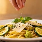 Spaghetti alla Nerano: la ricetta italiana con zucchine che sorprende sempre